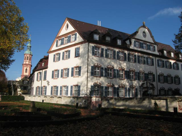Offenburg: Vinzentiushaus Dreigeschossiges barockes Haus, dessen Traufseite zur Kornstraße und Giebelseite zur Kittelgasse zeigt.